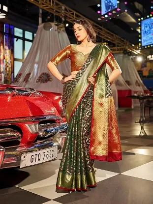 Picture of Women's Patola Silk Saree With Unstitched Boluse Piece
