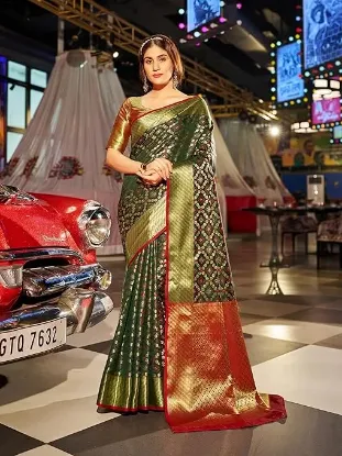 Picture of Women's Patola Silk Saree With Unstitched Boluse Piece