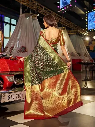 Picture of Women's Patola Silk Saree With Unstitched Boluse Piece